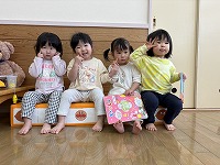 女の子が集まって写真撮影