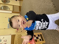 一人で立って満面の笑みを浮かべる男の子