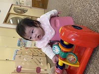 座ってオモチャで遊ぶ赤ちゃん