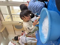氷で遊んでいる