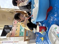 氷で遊んでいる