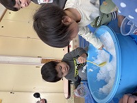 氷で遊んでいる