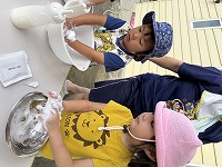 泡の感触を楽しんでいる男の子
