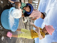 泡で遊んでいる子ども