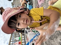 作ったジュースを見せている女の子