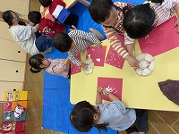 絵具で遊んでいる子ども