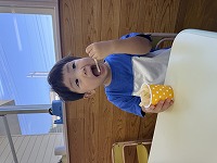 おやつを食べている子ども