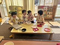 ままごと遊びをしている子ども