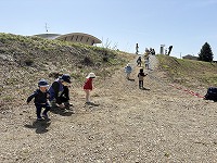 堤防で遊んでいる所