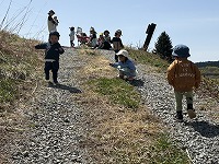 堤防で遊んでいるところ