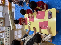 絵具で遊んでいる子ども