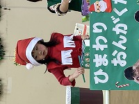 手作り楽器での演奏を披露するひまわり組