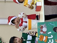 手作り楽器での演奏を披露するひまわり組