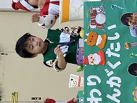 手作り楽器での演奏を披露するひまわり組