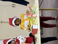 手作り楽器での演奏を披露するひまわり組