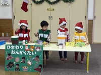 手作り楽器での演奏を披露するひまわり組