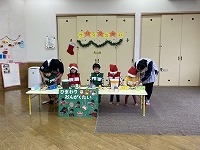 手作り楽器での演奏を披露するひまわり組