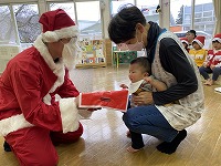 プレゼントをサンタさんからもらう子ども