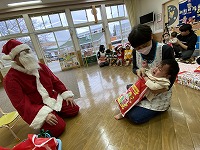 プレゼントをサンタさんからもらう子ども