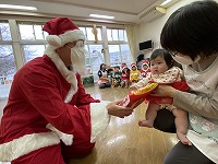 プレゼントをサンタさんからもらう子ども