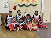 サンタさんと記念撮影をするひまわり組