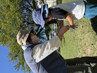祖母と遊んでいる様子