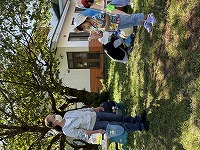 祖母と遊んでいる様子