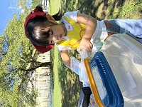 虫をつかまえて遊んでいる子ども