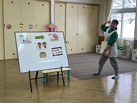 豆まきのお話しを聞く子ども達