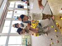 豆まきを楽しんでいる子ども