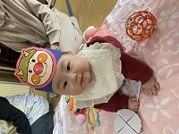 鬼のおめんを付けている子ども