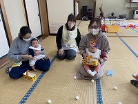 豆まきをしている様子