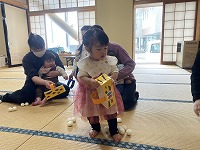 豆まきをしている様子