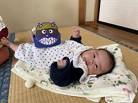 鬼のおめんと一緒に記念撮影