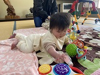 おもちゃで遊ぶ子ども