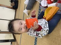 ままごとで遊ぶ子ども