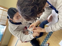 足型をとる子ども