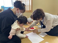 足型をとる子ども