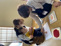 足型をとる子ども