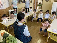 先生の話を聞く子どもたち