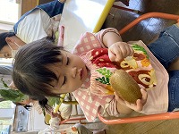 キウイを触る女の子