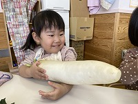 だいこんを持つ女の子