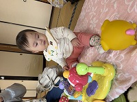 玩具で遊ぶ赤ちゃん
