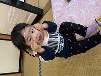 玩具で遊ぶ赤ちゃん