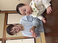 こいのぼりの製作をするお母さんと子ども