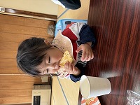 おやつを食べる女児