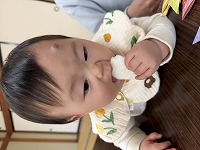 おやつを食べる赤ちゃん