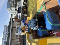 公園の船の遊具に乗って遊んでいる子ども達