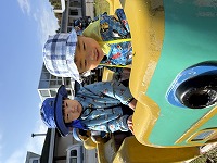 公園の船の遊具に乗って遊んでいる子ども達