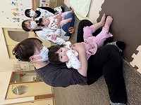 名前を呼ばれて親子で返事をしている